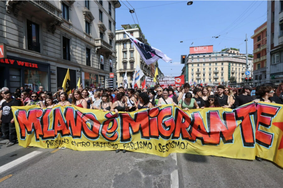 Idranti per bloccare spezzone corteo anti Patiroti diretto verso piazza Duomo
