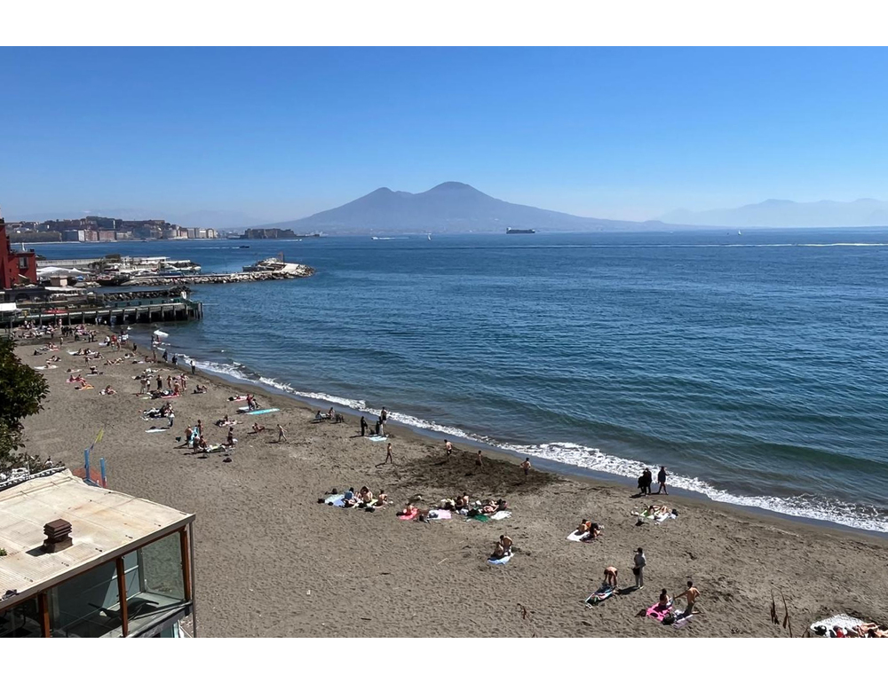 A Napoli con il sole 400mila turisti, spiagge affollate a Pasquetta