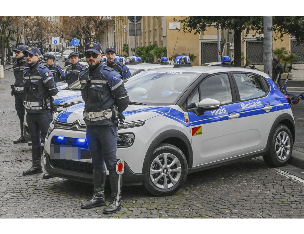 A Napoli rapinatore arrestato dopo inseguimento, feriti due agenti e un turista