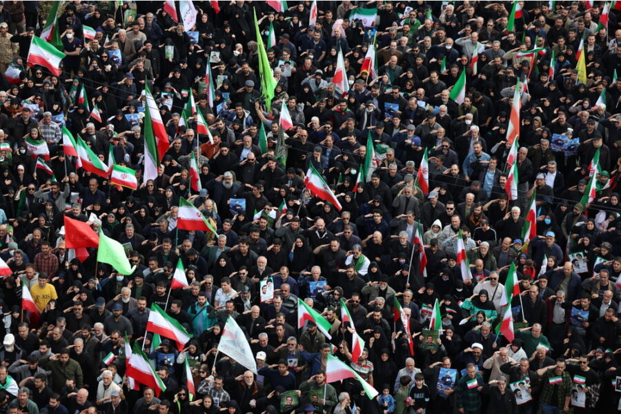 Migliaia di iraniani in piazza per ricordare il comandante della Marina