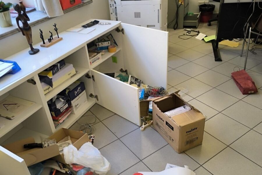 Rubati computer e telefoni