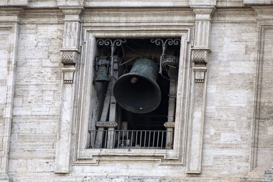 Dal 19 aprile nuove regole su rintocchi ed esequie cristiane