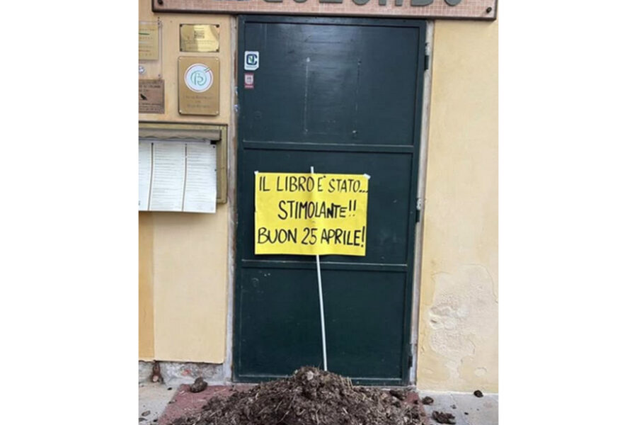 Il gesto prima della presentazione del libro sulla destra sociale