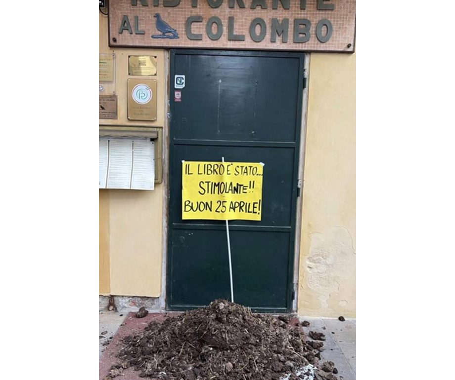 A Venezia letame davanti al ristorante che ospita Gioventù nazionale