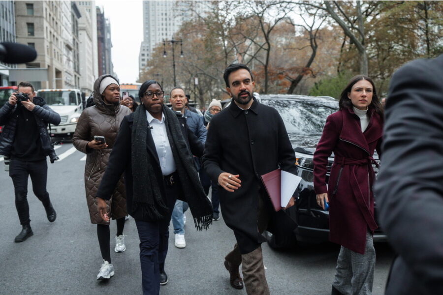 Express walking lanes in zone dove il traffico pedonale è congestionato