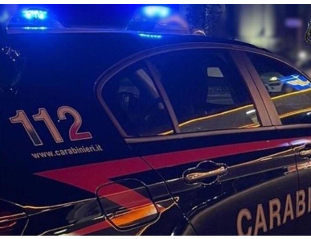 Accoltella i genitori e il fratello a Fano nella notte, fermato un ragazzo