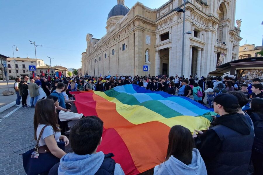 'Sbellichiamoci' e 'La Pace comincia da noi' sugli striscioni dei giovani di 14 regioni