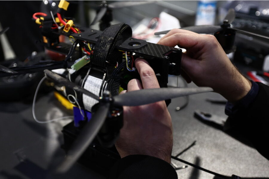 Contatto prima su piattaforma di gioco online e poi su app messaggistica