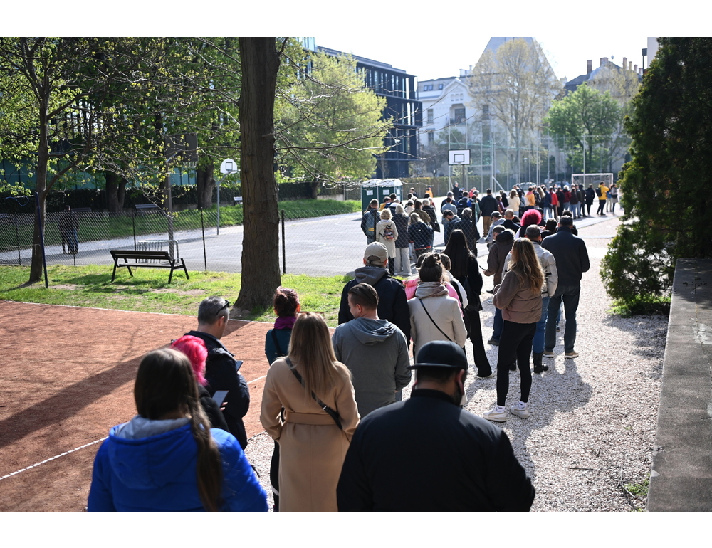 Affluenza record in Ungheria, a metà giornata sfiora il 55%