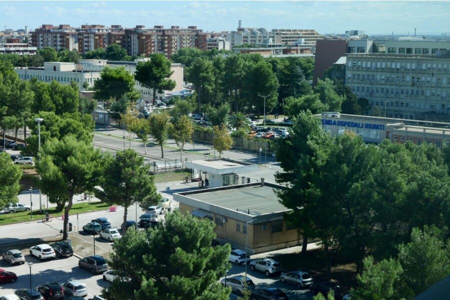 Aggressione probabilmente durante violenta lite tra giovani maggiorenni. Indaga Polizia