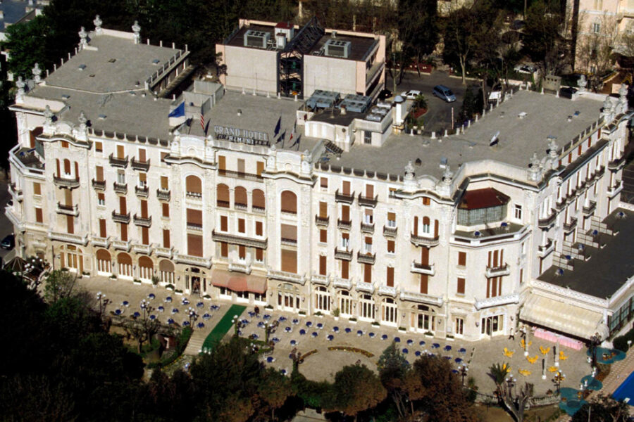 Fino al 12 aprile l'iconico albergo diventa la base per le celebrazioni di Pesach