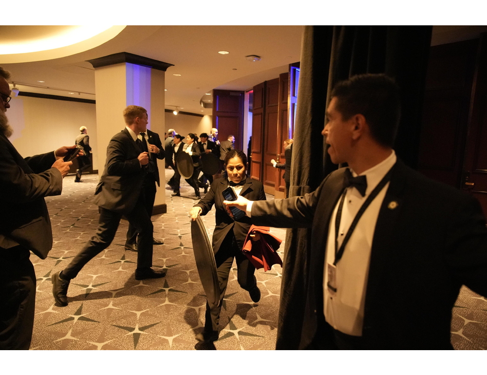 Alla cena dei corrispondenti anche Erika Kirk in lacrime