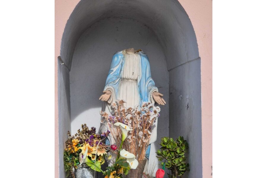 Il sindaco: 'La nostra comunità profondamente colpita'. Indagano i carabinieri