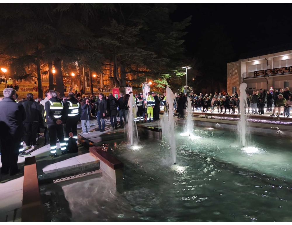 Anniversario sisma, all’Aquila la notte del ricordo tra musica, fiori e silenzio