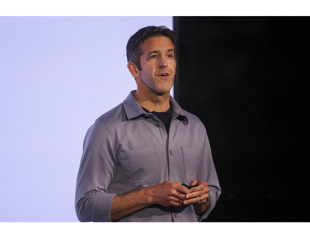 Apple nomina John Ternus Ceo, Cook è presidente esecutivo