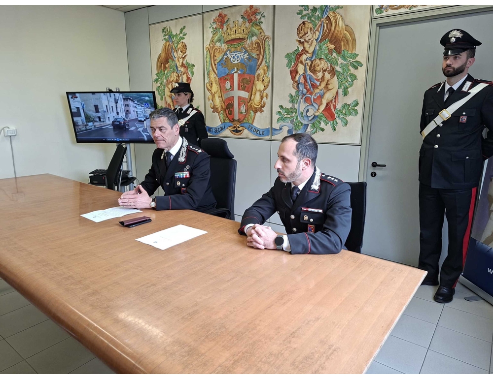 Badante tenta di strangolare un’anziana, arrestata