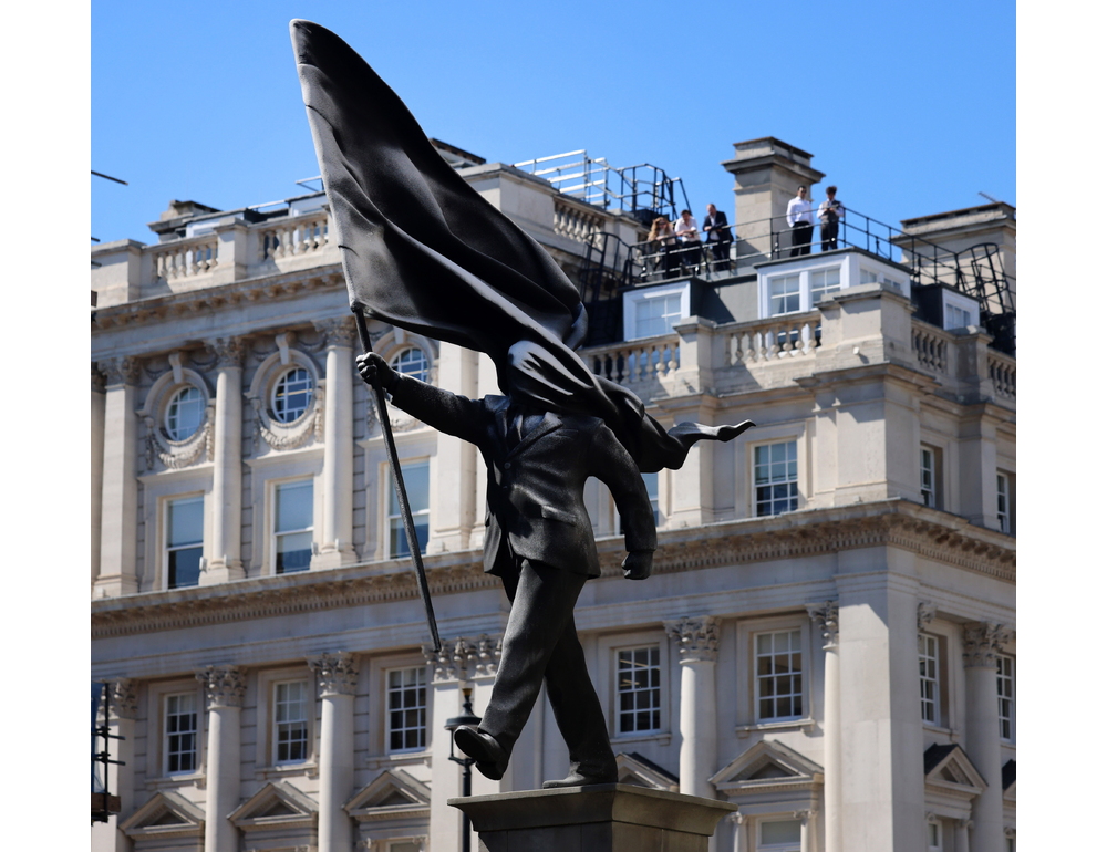 Banksy ricompare con una statua nel cuore di Londra, e sfida l’imperialismo