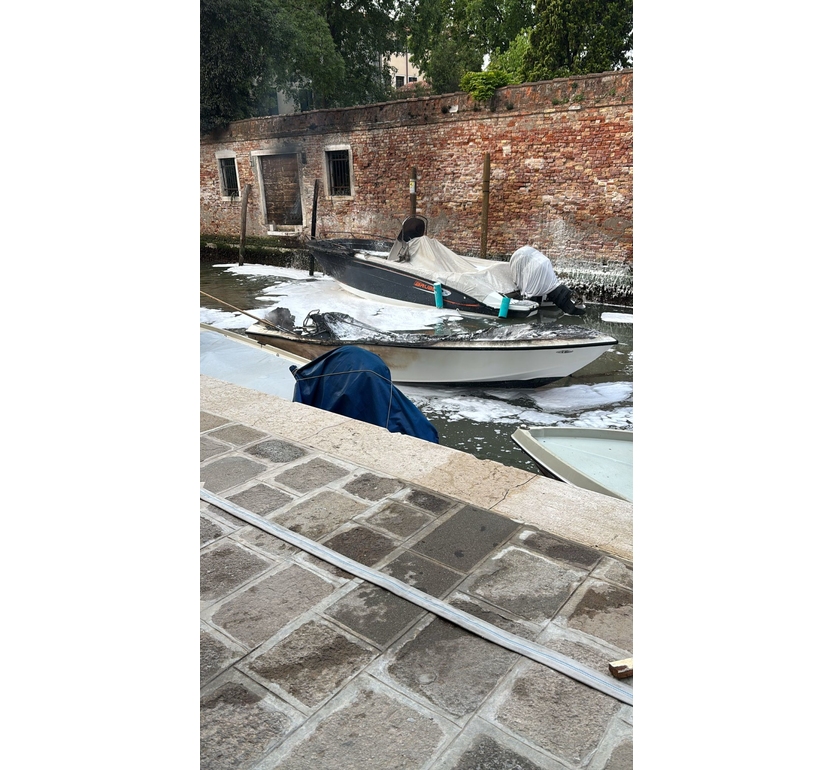 Barca a fuoco in centro a Venezia, una persona ferita