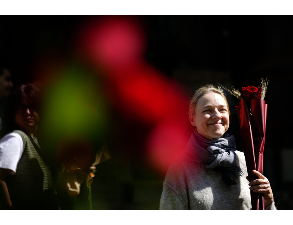 Barcellona si inonda di libri e rose per la festa di San Jordi