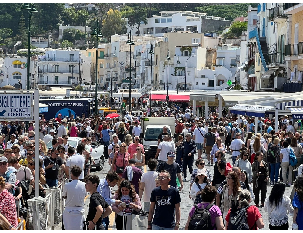 Basta turisti ‘assaliti’ a Capri, scattano multe fino a 500 euro