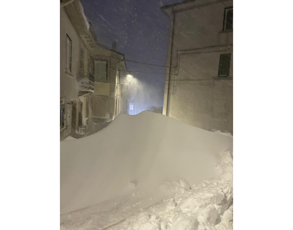 ‘Benvenuti in Siberia’, bufera a Capracotta con un metro e mezzo di neve