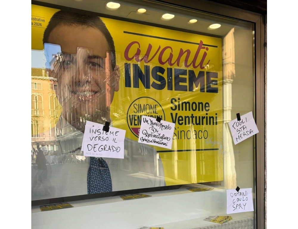 Biglietti offensivi attaccati alla sede elettorale di Venturini a Venezia