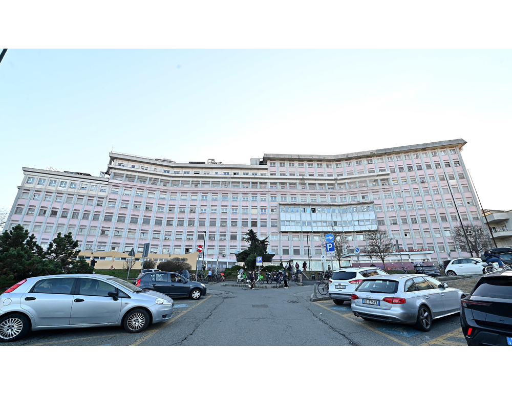 Bimbo di due anni cade dal secondo piano di un palazzo nel Torinese