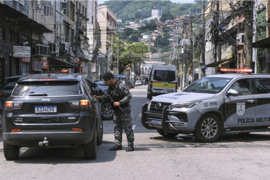 Operazione della polizia vicino a un punto panoramico di Vidigal