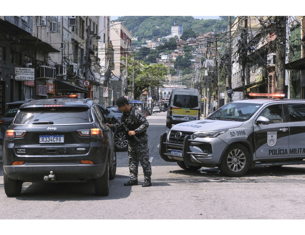 Blitz anti-narcos in favela a Rio, turisti bloccati durante la sparatoria