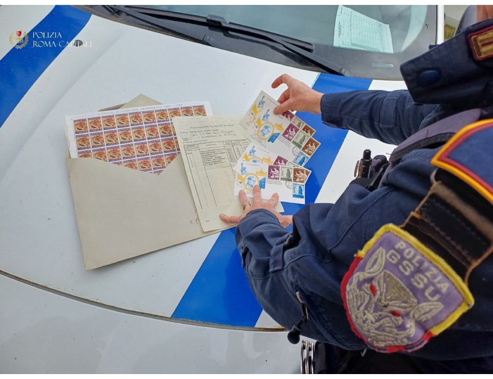 Blitz in un terreno a Roma, trovati 10mila francobolli collezione Vaticano
