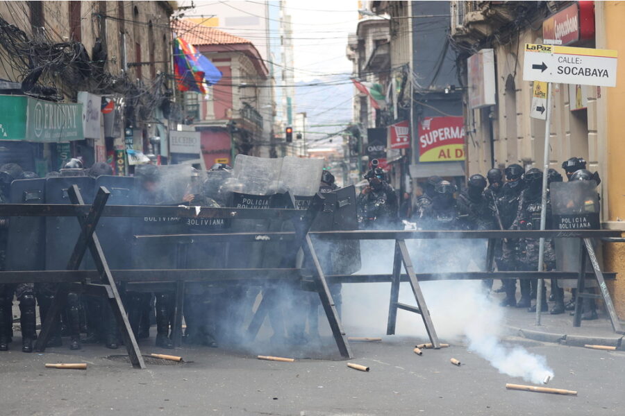 Docenti in piazza per salari degni e più fondi. Aggrediti anche alcuni giornalisti