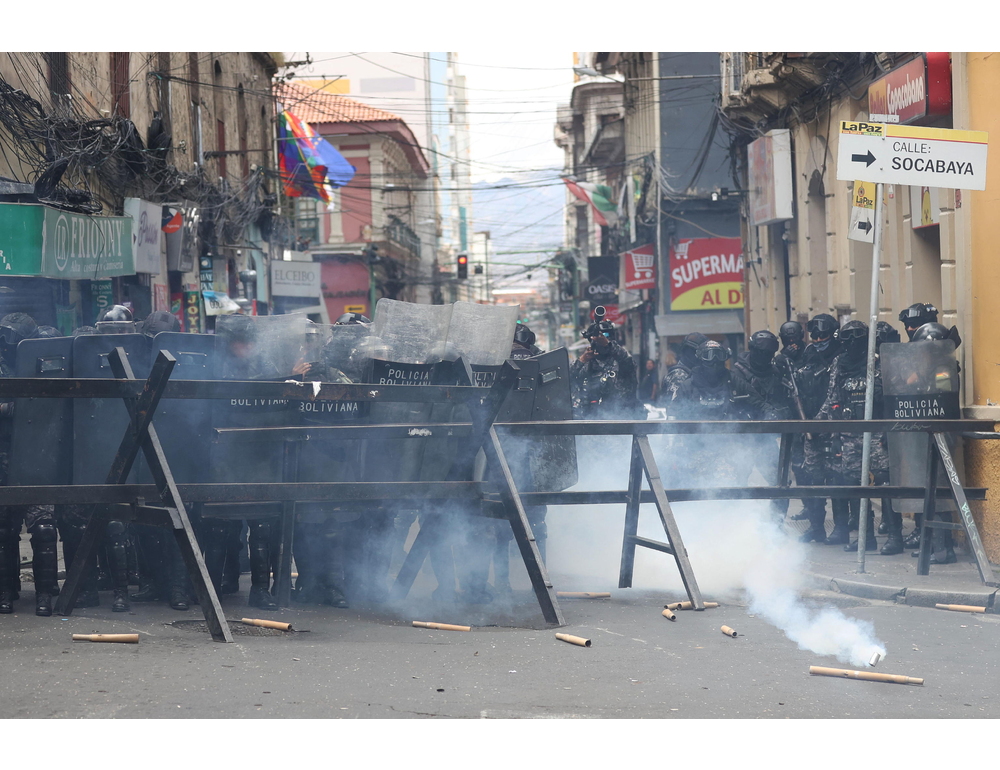 Bolivia: scontri a La Paz, polizia disperde protesta dei maestri