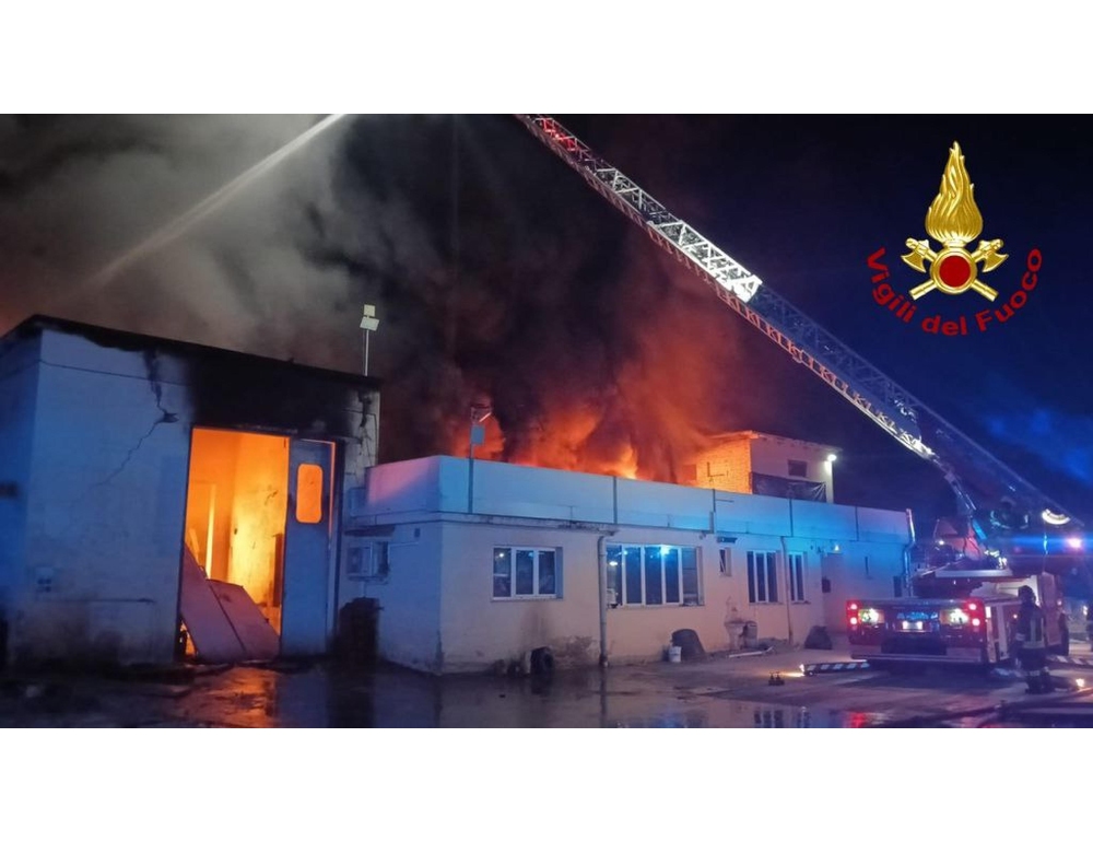 Brucia materiale in una ditta di smaltimento rifiuti nel Milanese