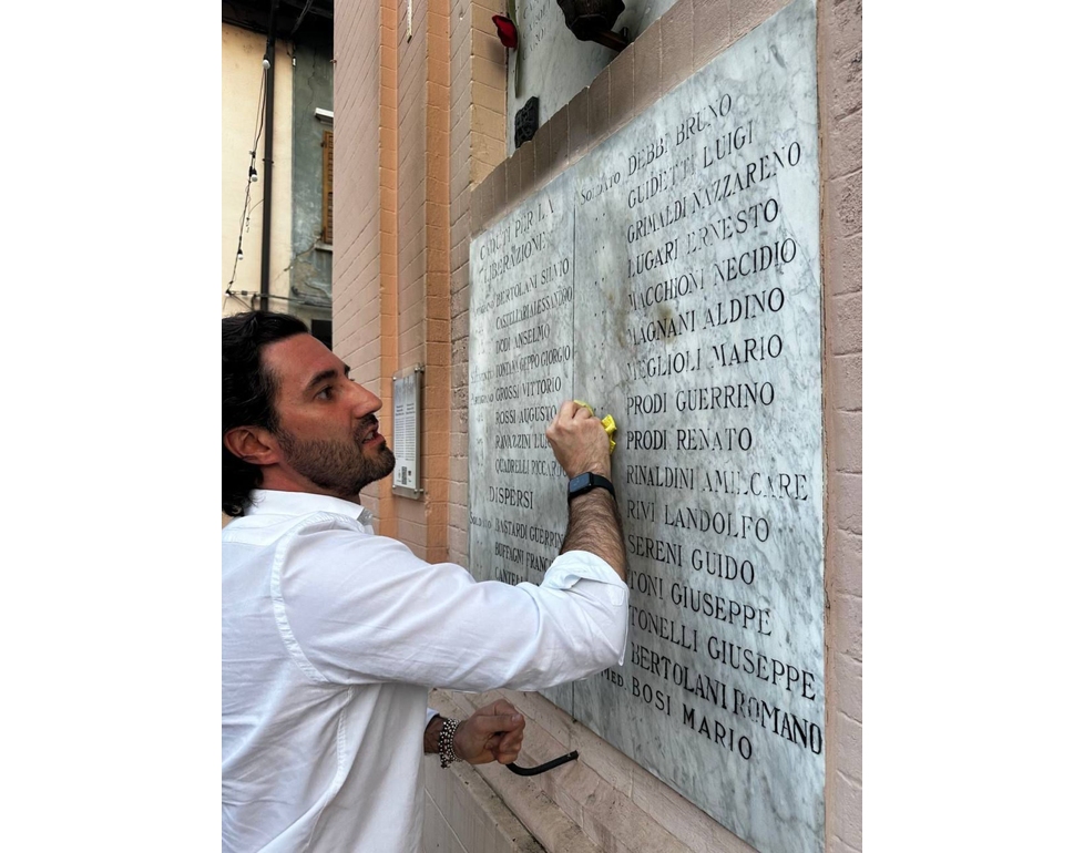 Bruciata la corona di fiori del 25 aprile a Castellarano