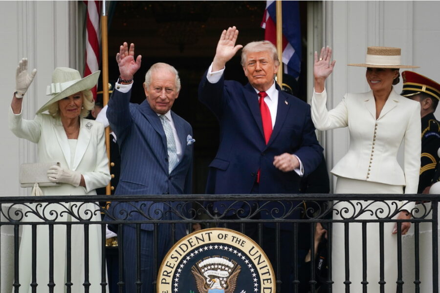 Sky svela un leak nel pieno della visita del re. Frecciata anche sul caso Epstein