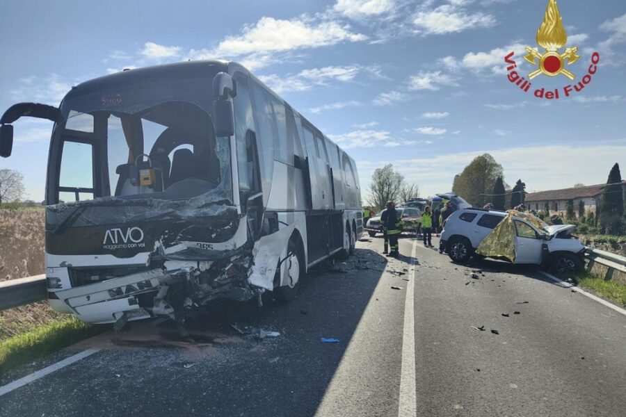 Sul mezzo pubblico viaggiava una cinquantina di persone