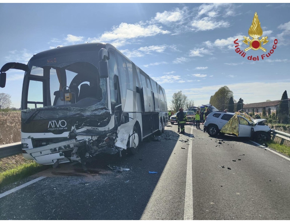 Bus contro auto, un morto e cinque feriti nel Veneziano