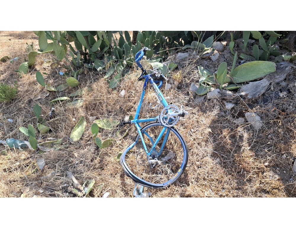 Cadavere di un ciclista scoperto in un fossato nel Vicentino