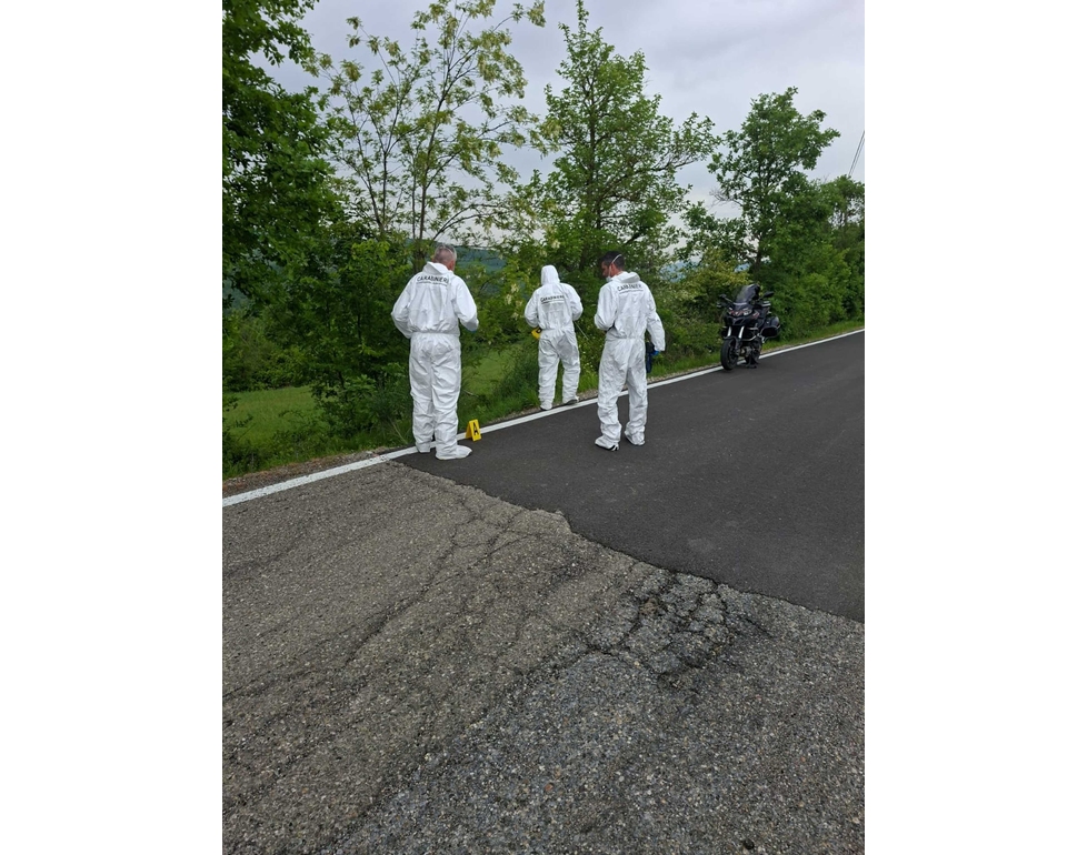 Cadavere di una ragazza in un campo nel Pavese, nessuna ipotesi esclusa