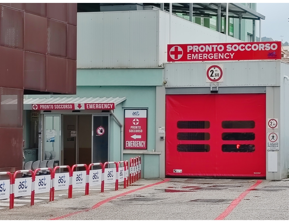 Cade dal primo piano mentre gioca in balcone, grave bimbo di 4 anni