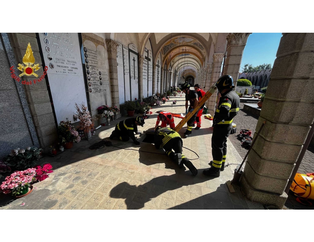 Cade in una tomba al cimitero nel Novarese, salvato dai vigili del fuoco
