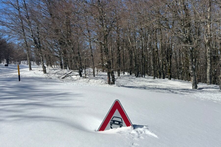 I cittadini si mobilitano verso Prato Gentile attraverso i tunnel nella neve