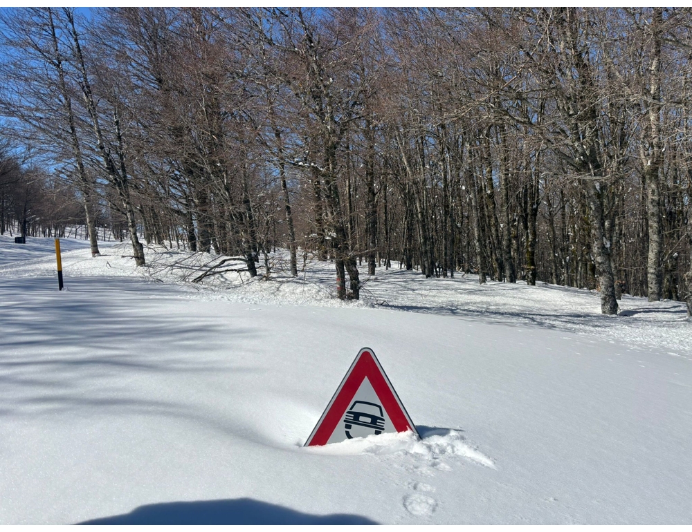 Capracotta, residenti e sindaco pale in mano per liberare il rifugio