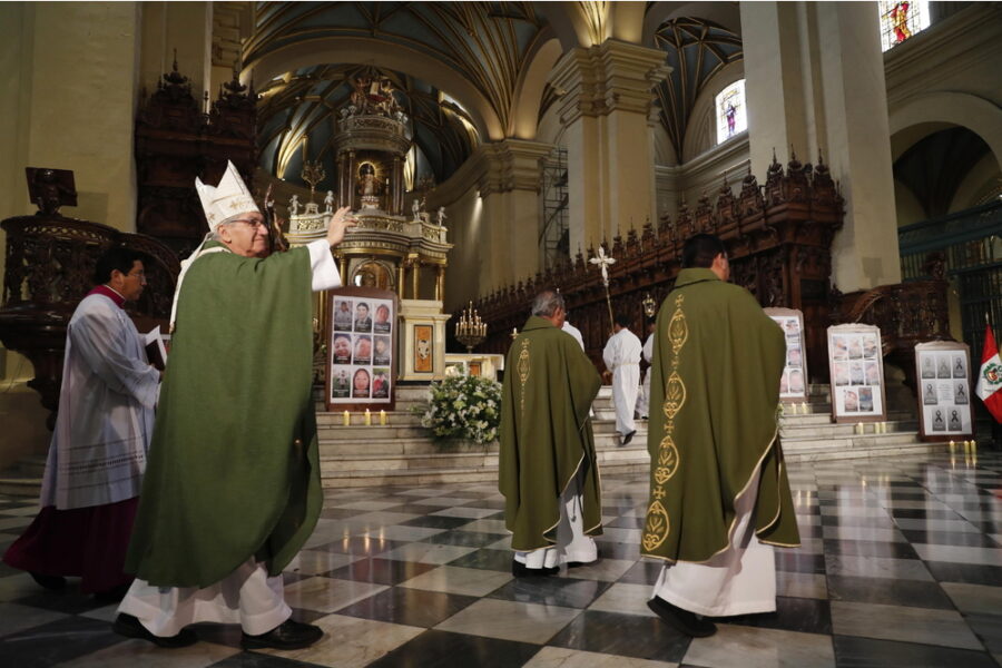 L'arcivescovo di Lima: 'Ai preti vietato indicare per chi votare il prossimo 12 aprile'