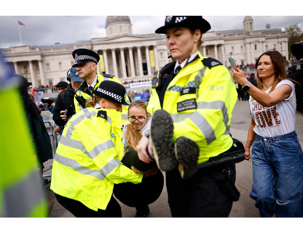 Centinaia di arresti della polizia a raduno propal a Londra, è polemica in Gb
