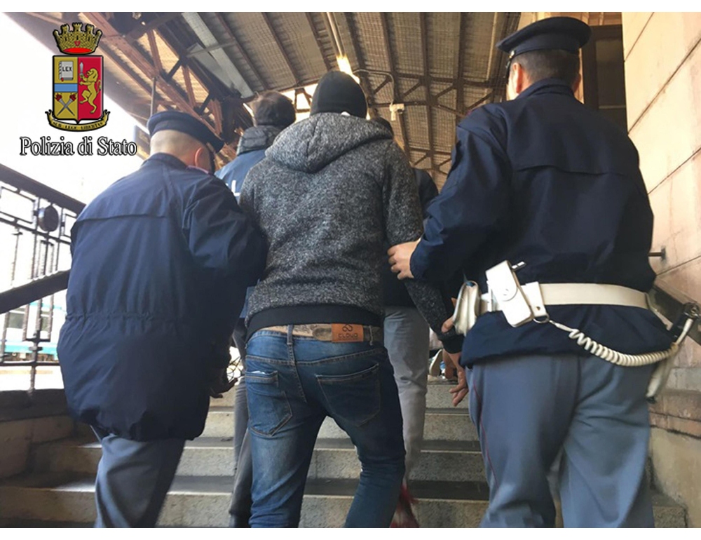 Chiede permesso di soggiorno, la Polizia scopre che è ricercato per violenza