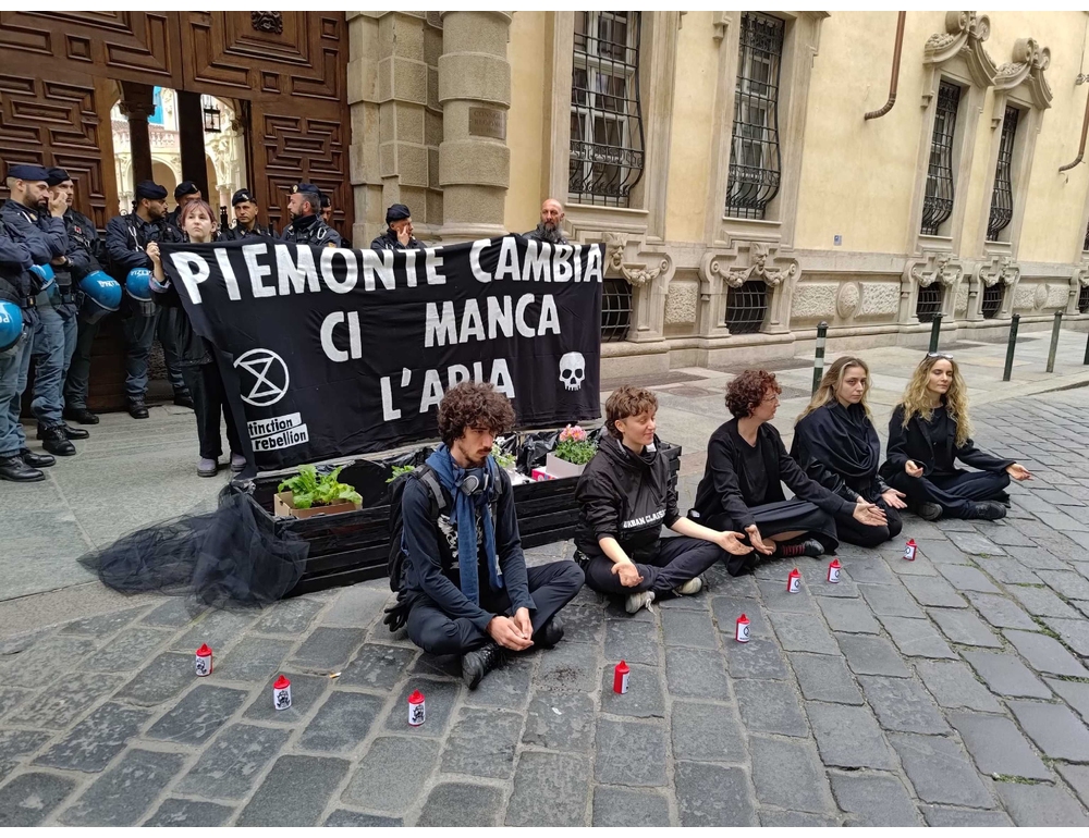 ‘Ci manca l’aria’, sit-in Extinction rebellion fuori da Consiglio Piemonte