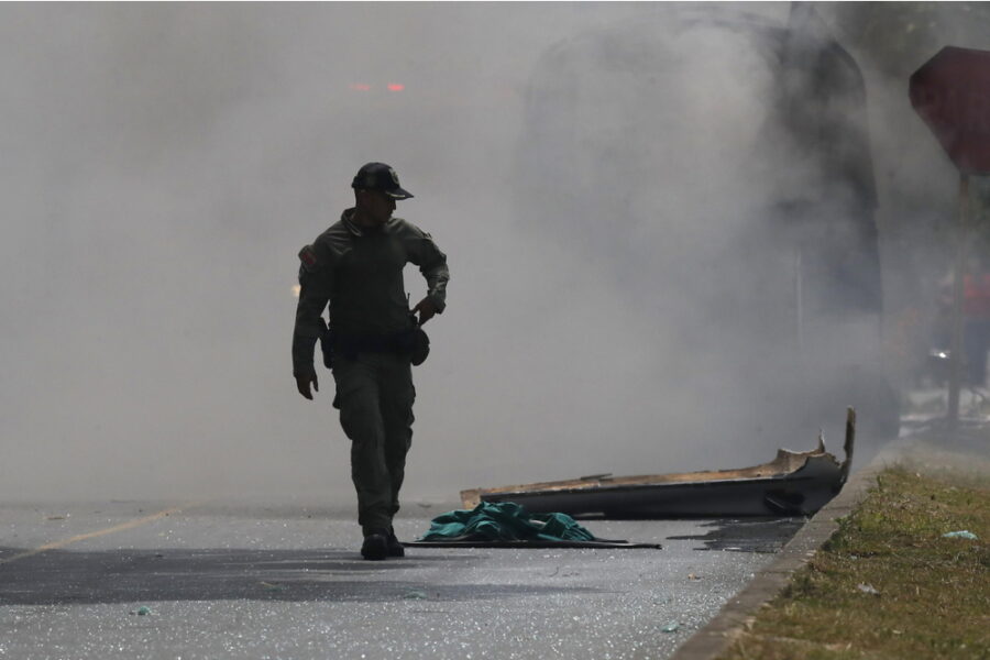 Si contano almeno 12 feriti. Le autorità: Farc responsabili