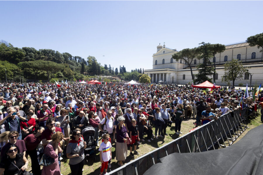 Spari ad aria compressa da persona su scooter con casco integrale