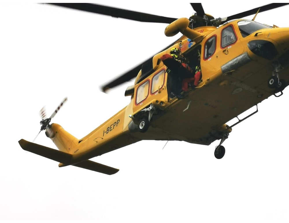 Colpito dalla pianta che sta tagliando, muore 67enne vicino a Verbania